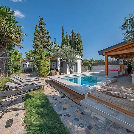 With Pool In Peroj-fazana Apartmán