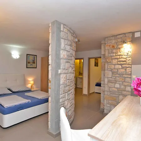 Apartmán With Pool In Peroj-fazana Peroj