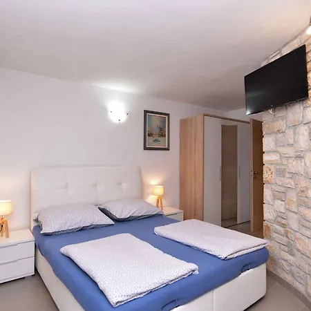 Apartmán With Pool In Peroj-fazana