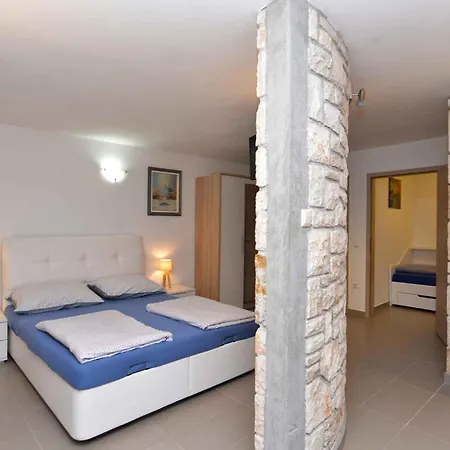 Apartmán With Pool In Peroj-fazana *