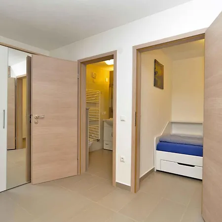 Apartmán With Pool In Peroj-fazana