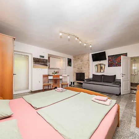 Apartmán With Pool In Peroj-fazana *