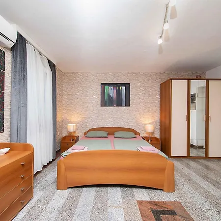 Apartmán With Pool In Peroj-fazana