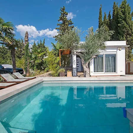 With Pool In Peroj-fazana Apartmán *